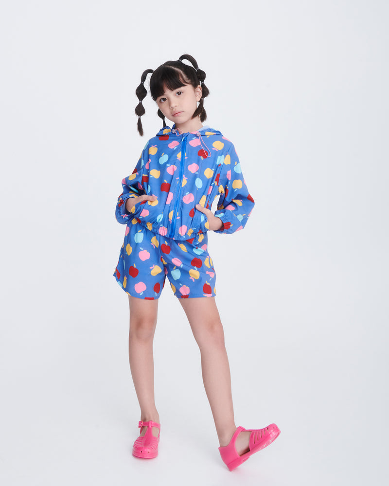 Child model in blue shorts and shirt wearing a pair of pink Aranha 79 kids flats with buckle