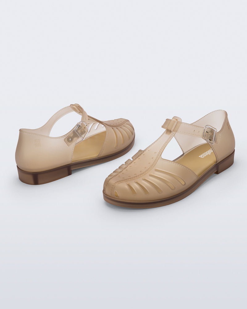 Back and angled view of a pair of milky beige Aranha 79 flats with buckle