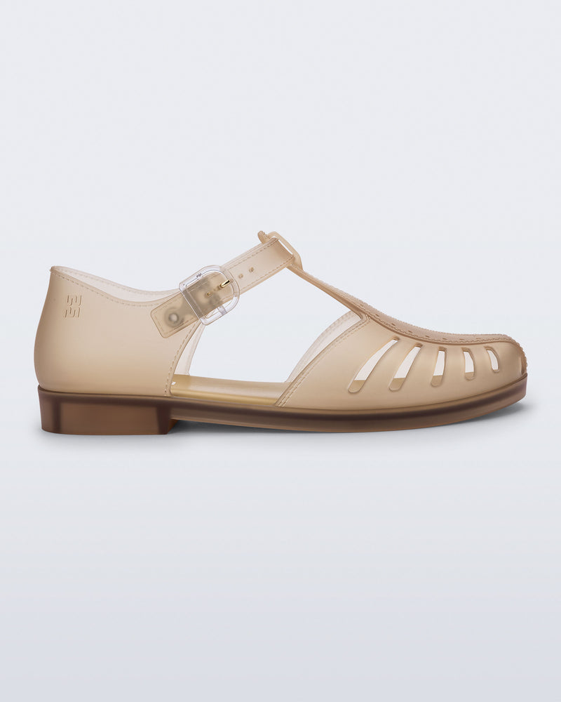 Side view of a milky beige Aranha 79 flat with buckle