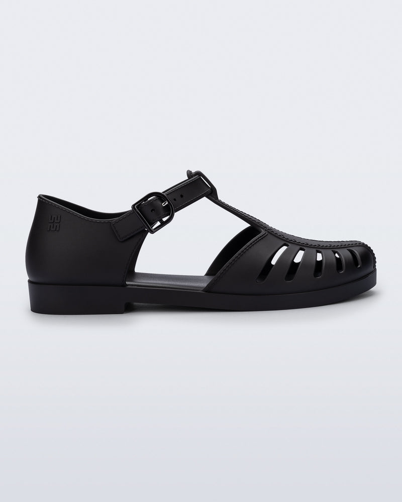 Side view of a black Aranha 79 flat with buckle