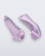 Side and top view of a pair of pearly lilac Ultragirl Classy kids flats with lilac bow