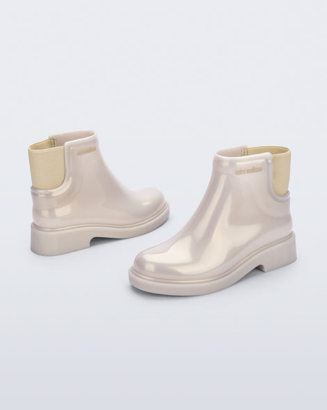 Back and side view of a pair of pearly beige Chelsea II kids boots