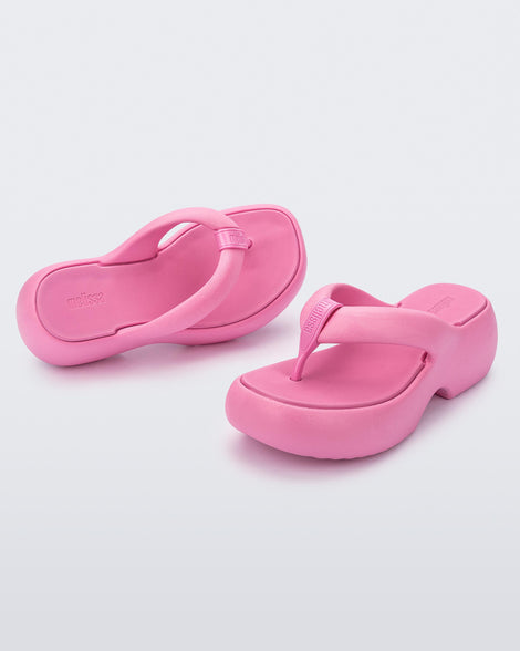 Top and angled view of a pair of pink Free Platform II flip flops