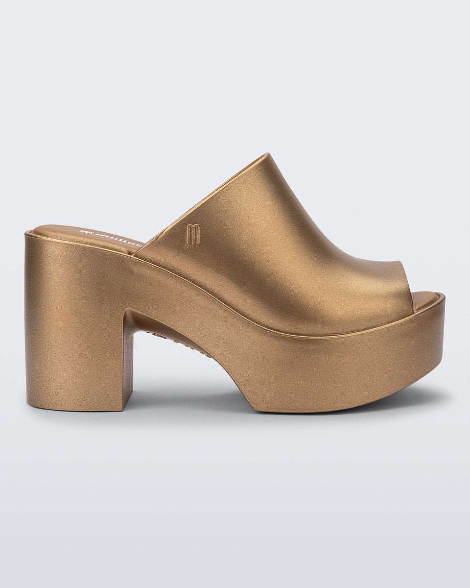 melissa ベージュ オープントゥミュール Mule Hype in Gold | Melissa Shoes US