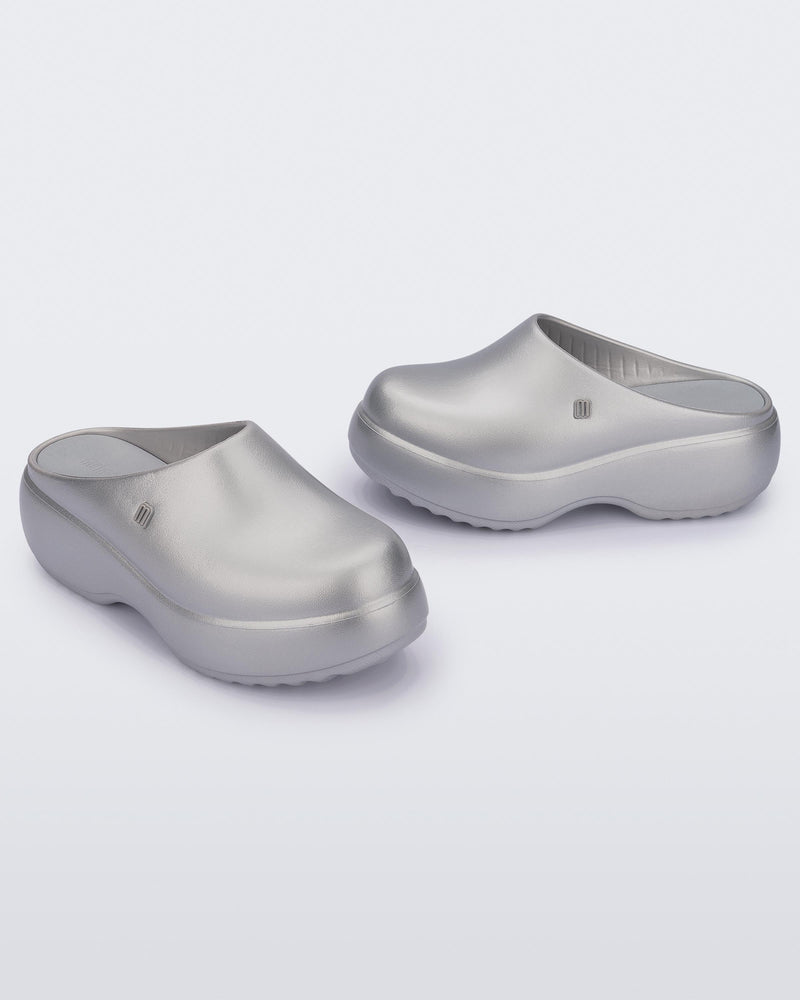 Side and angled view of a pair of grey Free Clog Platforms