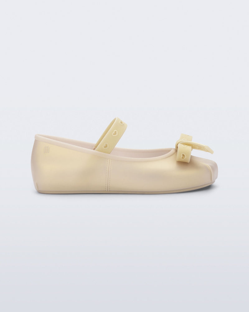 Side view of a pearly beige Sophie Crush kids ballerina flat with bow