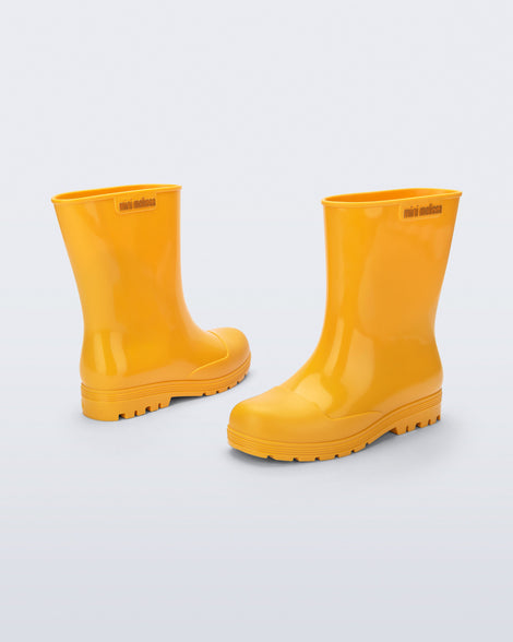 Back and angled view of a pair of orange Welly kids rainboots