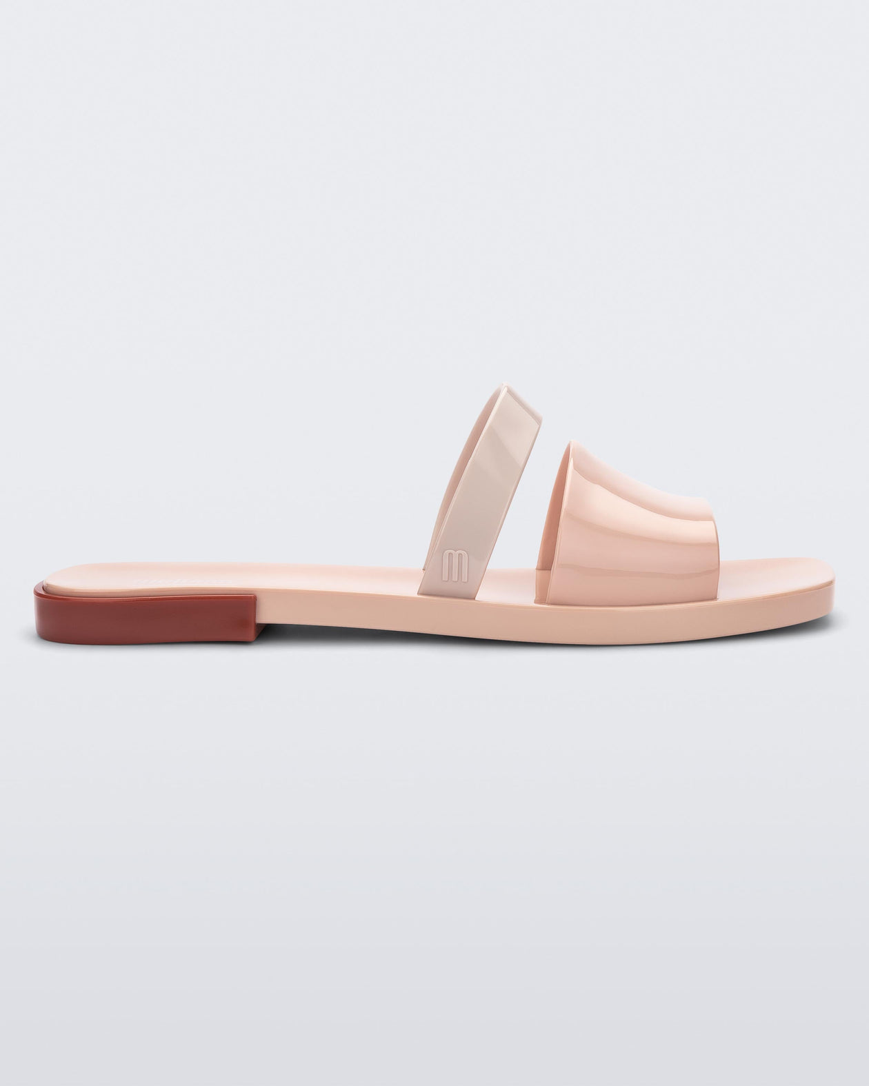 Side view of a beige Ivy women's slide.