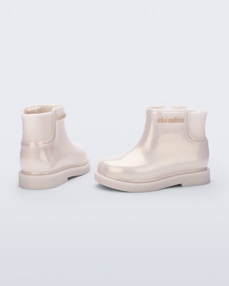 Back and side view of a pair of pearly beige Chelsea II baby boots