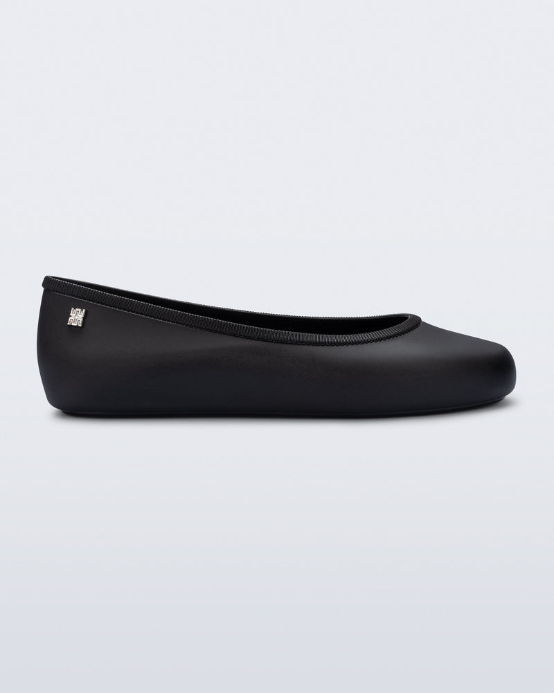 Side view of a black Soft Ballerina Essential Flat