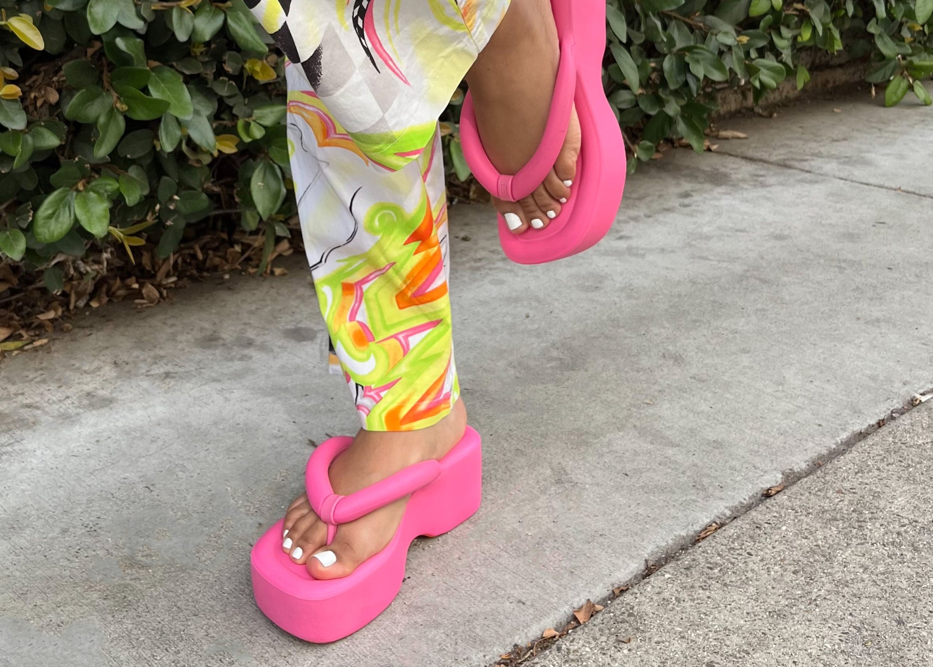 Model wearing the pink free platform flip flop