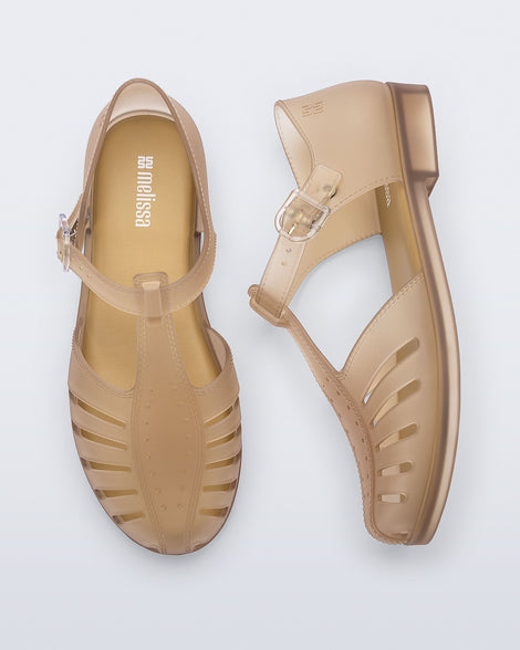 Top and side view of a pair of milky beige Aranha 79 flats with buckle