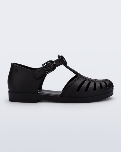 Side view of a black Aranha 79 kids flat with buckle