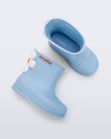 Side and top view of a pair of blue Welly Bloomy boots with white daisy on back