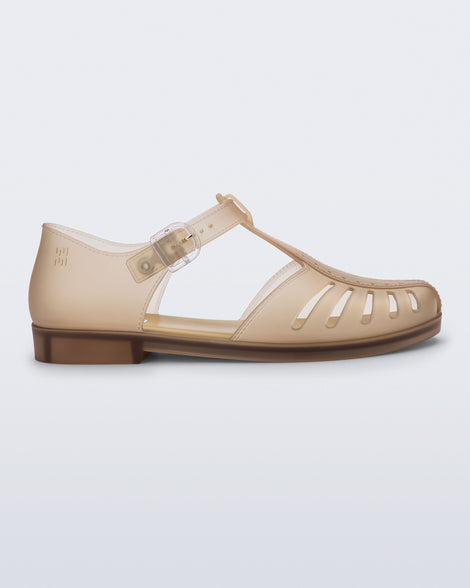 Side view of a milky beige Aranha 79 flat with buckle