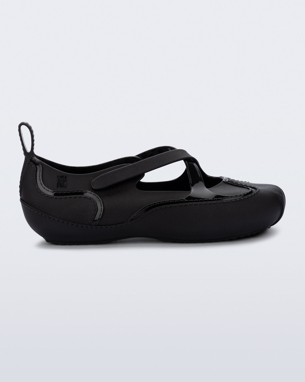Side view of a black Aira flat with top straps