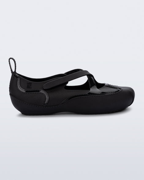 Side view of a black Aira flat with top straps