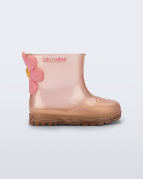 Side view of a pearly pink Welly Bloomy boot with pink daisy on back
