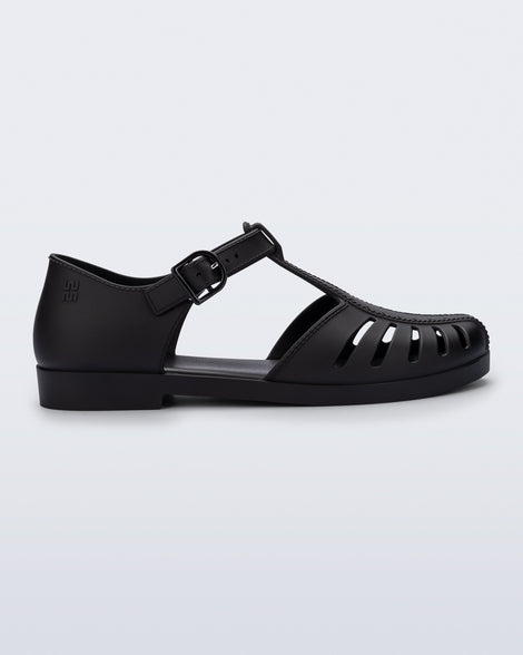 Side view of a black Aranha 79 flat with buckle