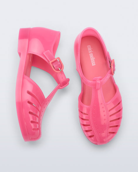 Side and top view of a pair of pink Aranha 79 kids flats with buckle