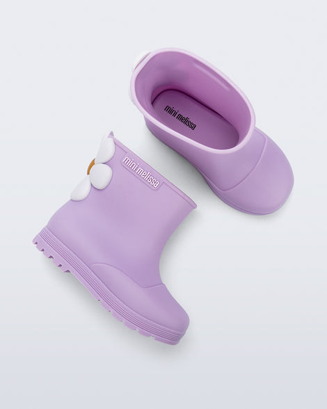 Side and top view of a pair of lilac Welly Bloomy boots with white daisy on back