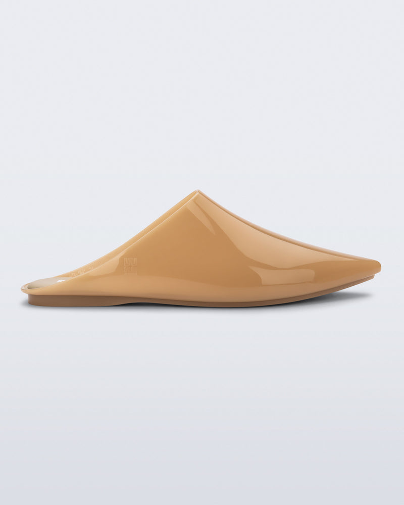 Side view of a milky beige She slip on with pointed toe