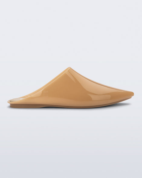 Side view of a milky beige She slip on with pointed toe