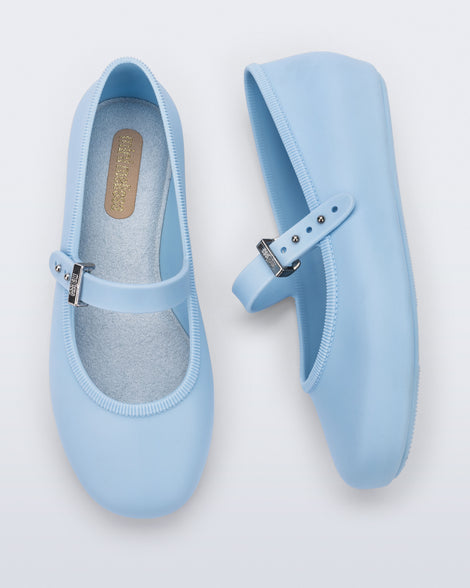 Top and side view of a pair of blue Soft Ballerina kids flats