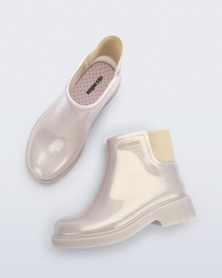 Top and side view of a pair of pearly beige Chelsea II kids boots