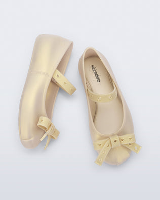 Top and side view of a pair of pearly beige Sophie Crush kids ballerina flats with bow