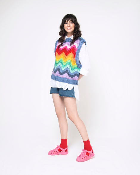 Model in a colorful sweater wearing a pair of pink Match sneaker sandals