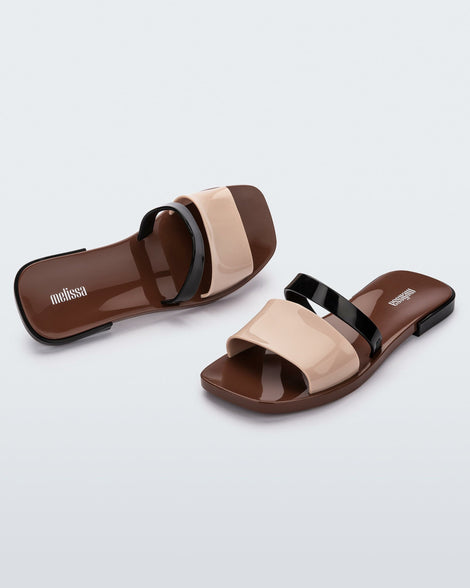 Side and top view of a pair of black, brown, and beige Ivy women's slide.