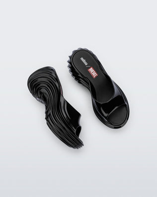 Product element, title Quantum Platform in Black
 price $189.00