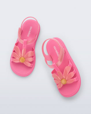Top view of a pair of glitter pink Hip Bloomy kids sandals with pink daisy on top