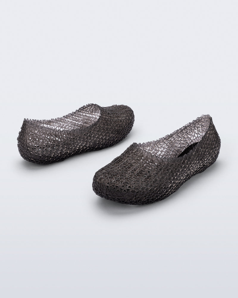 Back and front angled view of a pair of smoke black Campana Papel Hug flats