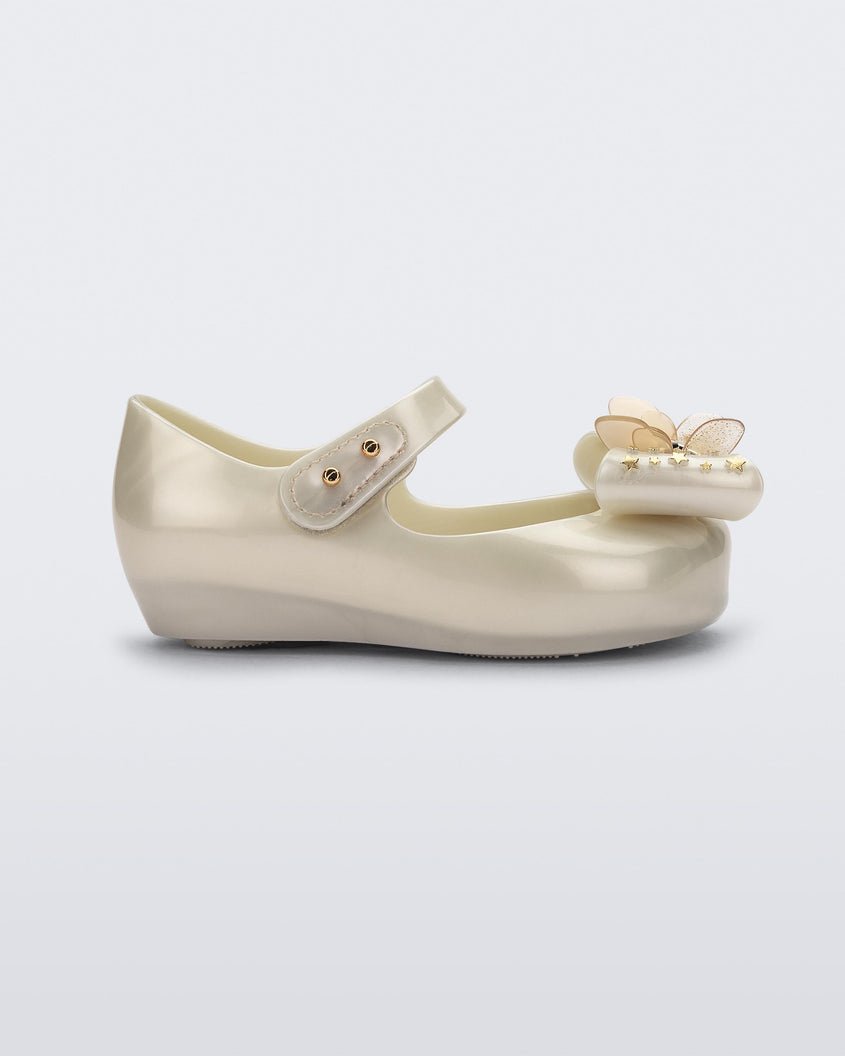 Side view of a Mini Melissa Ultragirl peeptoe ballet flat  for baby in white with star printed butterfly bow applique. 