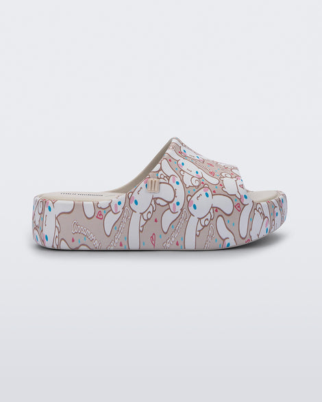 Side view of a beige Free Platform slides + Hello Kitty and Friends kids sandals with Hello Kitty and Friends print