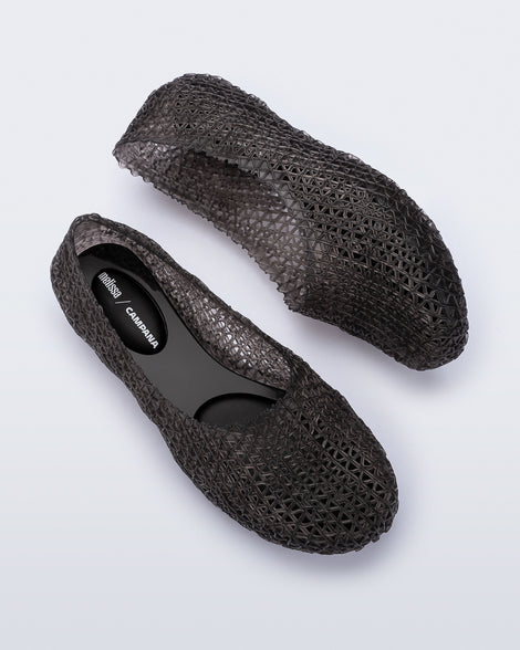 Top and side view of a pair of smoke black Campana Papel Hug flats