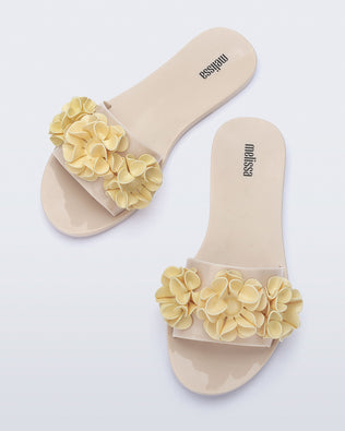 Top view of a pair of beige Babe Springtime slides.