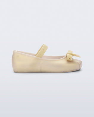 Side view of a pearly beige Sophie Crush kids ballerina flat with bow