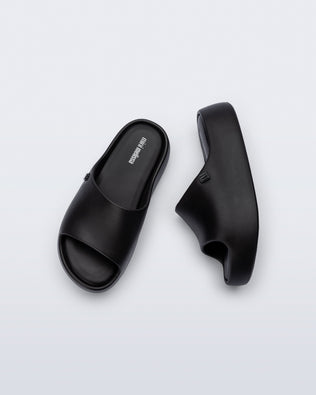 Top and side view of a pair of black Free Platform Slide kids sandals