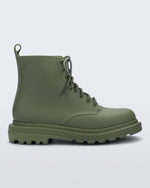 Side view of a green Coturno Soft boot