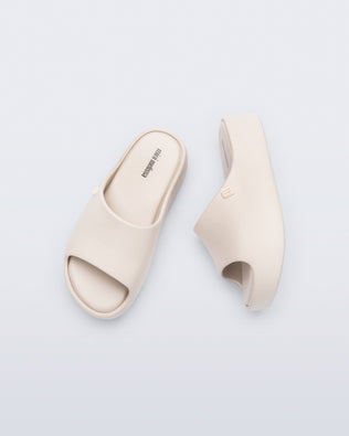 Top and side view of a pair of beige Free Platform Slide kids sandals