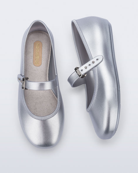 Top and side view of a pair of silver Soft Ballerina kids flats