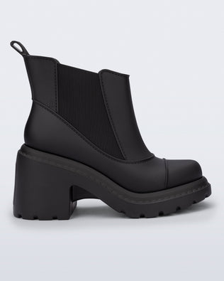 Product element, title Courtney in Black
 price $129.00