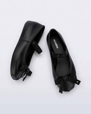 Top and side view of a pair of black Sophie Crush kids ballerina flats with bow