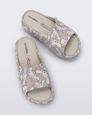 Top view of a pair of beige Free Platform slides + Hello Kitty and Friends kids sandals with Hello Kitty and Friends print