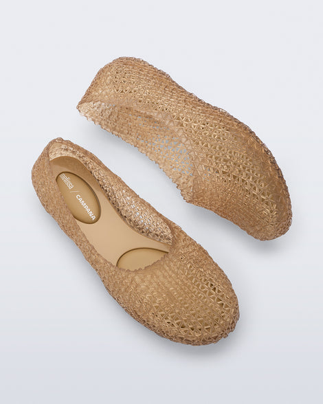 Top and side view of a pair of clear beige Campana Papel Hug flats