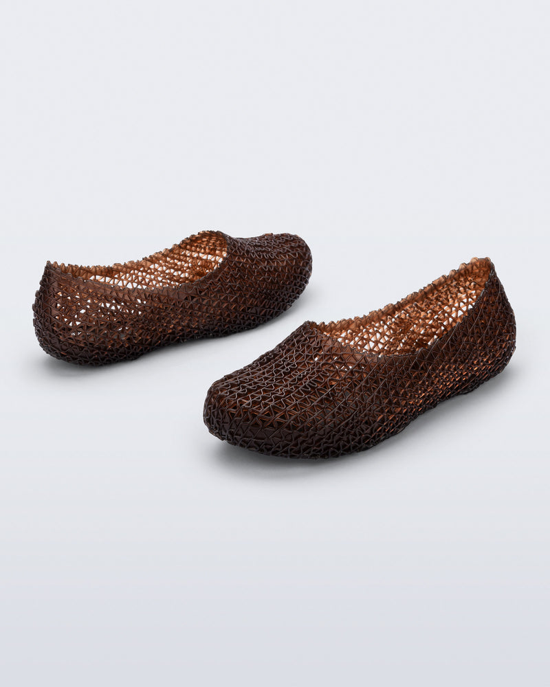 Back and front angled view of a pair of clear brown Campana Papel Hug flats