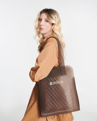 Model in a beige outfit with an brown Harper bag on her shoulder